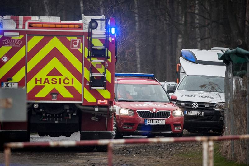 Muž u Černé za Bory odstavil automobil a lehl do kolejiště. Usmrtil jej vlak.