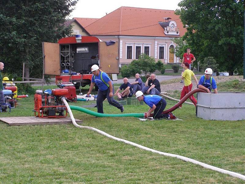 Klání v požárním útoku v podání hasičů z Vysoké