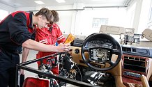 Střední škola automobilní v Holicích má nové učebny pro výuku technických oborů s automobilním zaměřením a nové dílny pro odborný výcvik, které jsou vybaveny nejmodernější diagnostikou a servisní technikou.