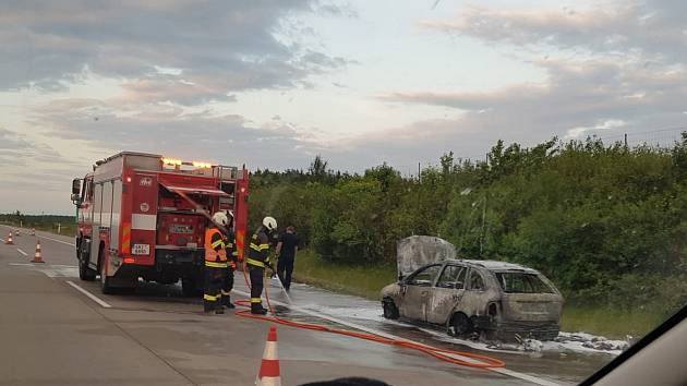 Požár auta na dálnici D11.