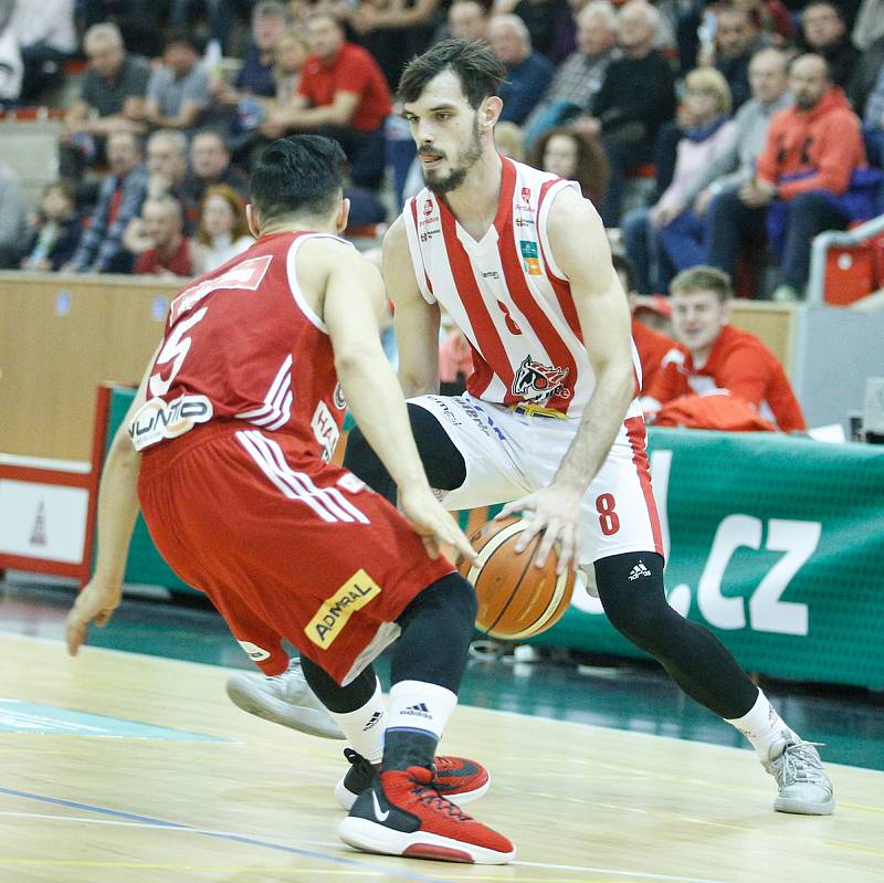 Basketbalové utkání semifinále Alpe Adria Cupu mezi BK JIP Pardubice (v bíločerveném) a BC Hallmann Vídeň (v červeném) v pardubické hale na Dašické.