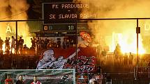 Fotbalové utkání Fortuna ligy mezi FK Pardubice (v červenobílém) a SK Slavia Praha ( v černém) na Městském stadionu Ďolíček v Praze.