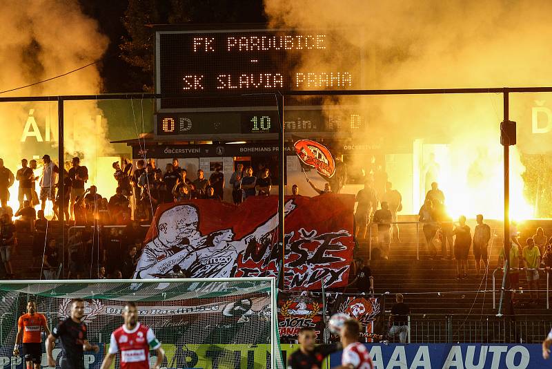 Fotbalové utkání Fortuna ligy mezi FK Pardubice (v červenobílém) a SK Slavia Praha ( v černém) na Městském stadionu Ďolíček v Praze.