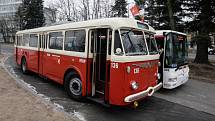 Historický trolejbus Škoda 8Tr z roku 1960 v pátek v Pardubicích slavnostně otevřel provoz na nových trolejbusových tratích.