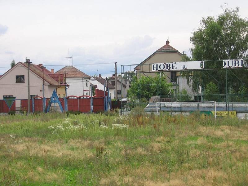 Není tráva jako tráva... Před deseti lety nebylo v bohdanečském areálu přes vzrostlý plevel pomalu vidět ani bránu. Parta tamních nadšenců se rozhodla, že fotbal, který vznikal v lázeňském městě kolem roku 1918, nenechá zašlapat do země.