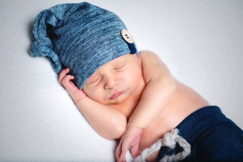 Dominik Červenka se narodil 1. 2. 2022 ve 13.22 hodin jako první únorové miminko v pardubické porodnici. Vážil 3100 g a měřil 47 cm. Tatínek Adam byl u porodu a přestřihl pupečník.