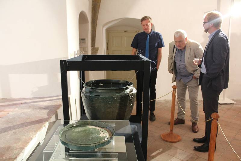 Východočeské muzeum v Pardubicích představilo senzační archeologický objev. Unikátní bronzové vědro z 9. století před Kristem. Sama nádoba je velmi vzácná, ale ukrývala i zajímavý obsah.