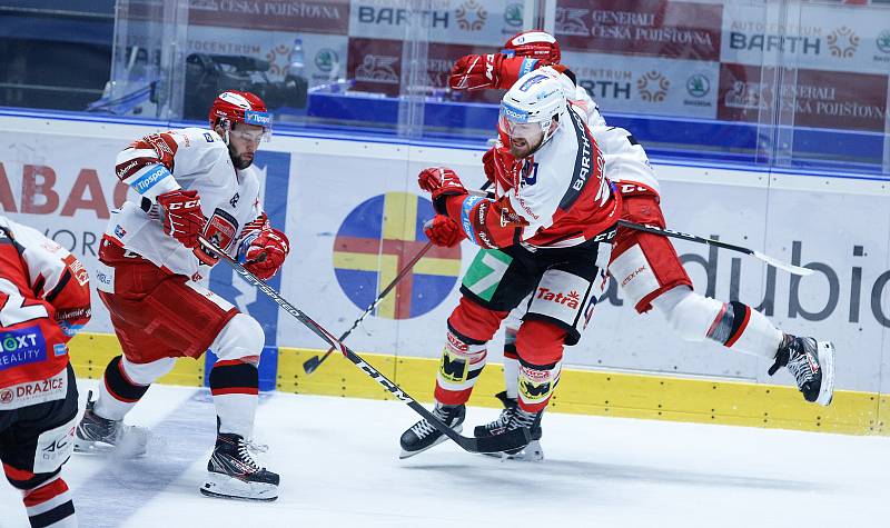 Hokejové utkání Tipsport extraligy v ledním hokeji mezi HC Dynamo Pardubice (v červenobílém) a HC Mountfield Hradec Králové  (v bíločerveném) v pardubické enterie areně.