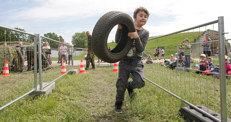 Vojáci 14. pluku logistické podpory na pardubickém letišti připravili speciální dětský den.