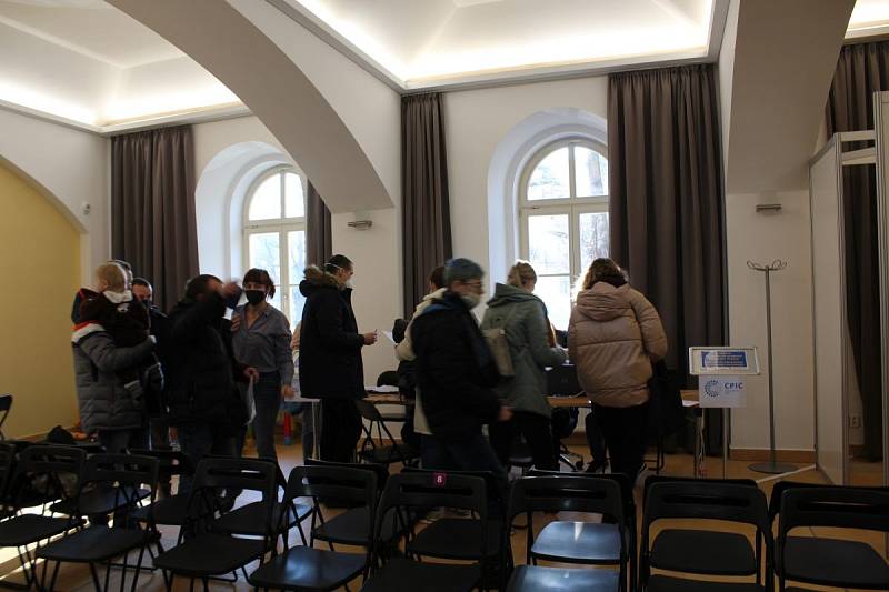 V středu 2. března se v Pardubicích otevřelo krajské asistenční centrum pomoci Ukrajině (KACPU). Pracovníci krajského úřadu budou dvacet čtyři hodin denně koordinovat služby ukrajinským občanům.
