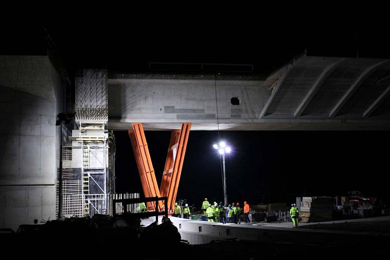 Otáčení 1. poloviny mostu přes železniční stanici Uhersko – v noci ze soboty na neděli 16. - 17.4. 2022