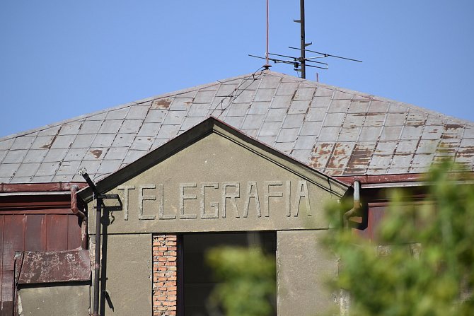Univerzita Pardubice zbourá část bývalé továrny Telegrafia, je ve špatném stavu.