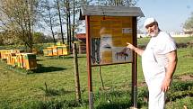 Evžen Báchor už v deseti letech věděl, že chce být včelařem. A jeho sen se mu splnil. Dnes má přes sto včelstev, o které se spolu s manželkou stará. Med potom vyrábí pod značkou Evžen a Iva Báchorovi.