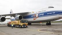 Srovnání velikostí. AN-124-100 Ruslan proti tahači s palivem.