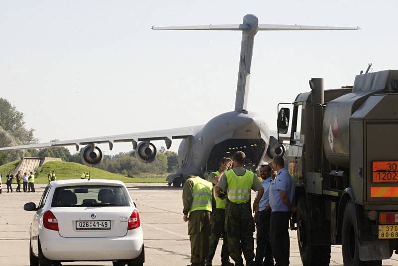 Nakládání munice do letounu CC-177 Globemaster III