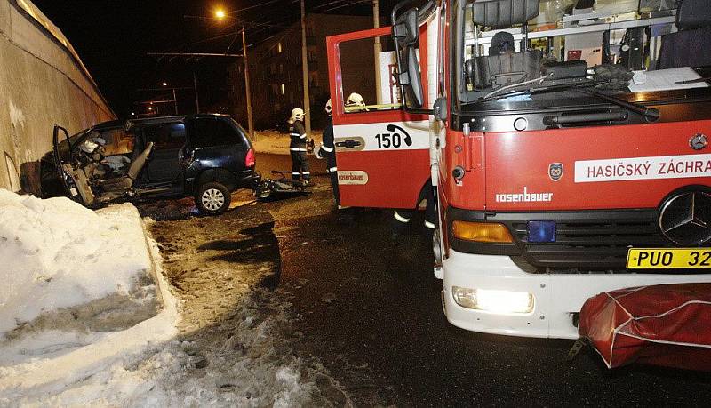 Řidič pravděpodobně narazil do zdi vězení schválně. Jel přímo a nebrzdil...