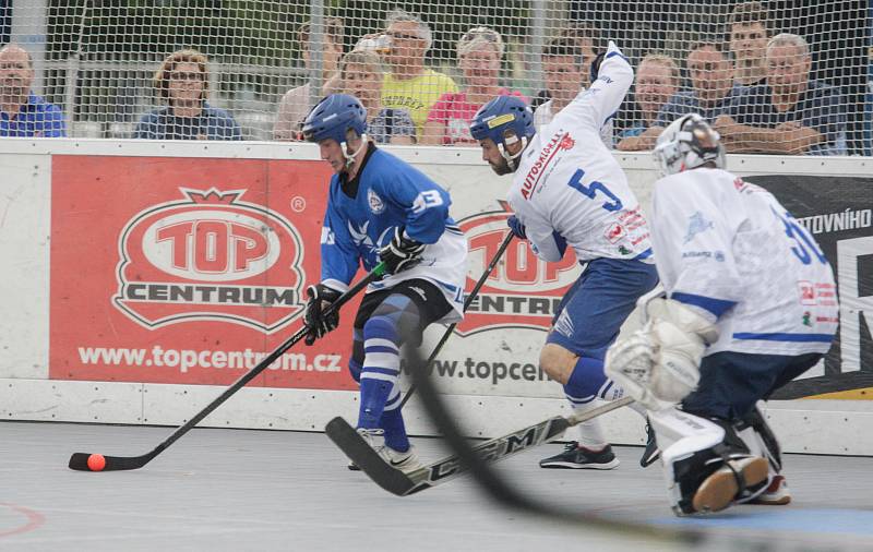 Hokejbalové utkání mezi HBC Autosklo-H.A.K. Pardubice (v bílém) a SK Hokejbal Letohrad (v modrém) na hřišti v Polabinách.