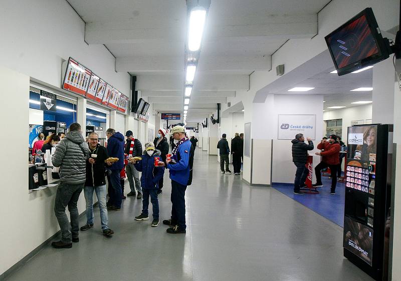 Kvůli vládním opatřením byly tribuny při hokejovém utkání mezi HC Dynamo Pardubice a HC Oceláři Třinec v pardubické aréně téměř prázdné...