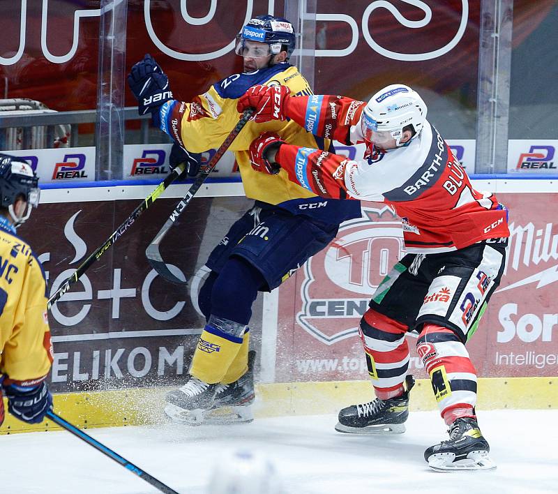 Hokejové utkání Tipsport extraligy v ledním hokeji mezi HC Dynamo Pardubice (v červenobílém) a PSG Berani Zlín  (ve žlutomodrém) pardudubické enterie areně.