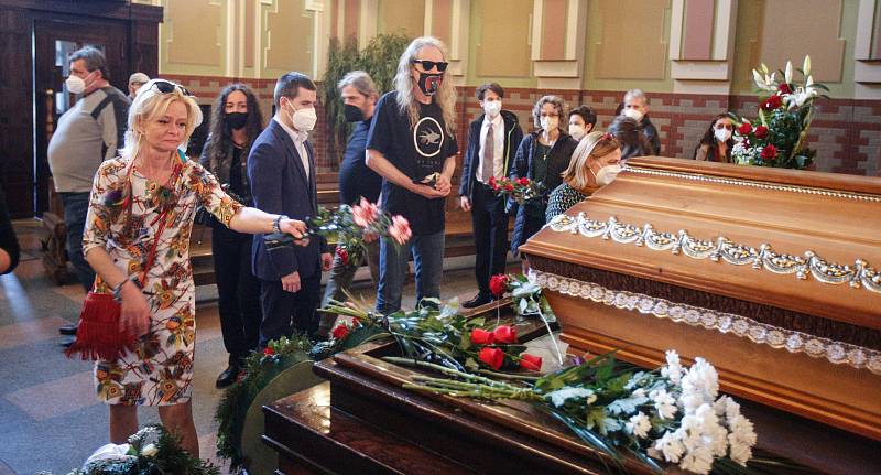 Pohřeb pardubického rodáka a osobnosti undergroundu Lumíra "Zilvara" Sokola se nesl v duchu hippies tak,  jak si před smrtí sám přál.
