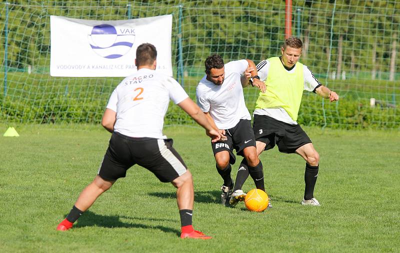 Fotbalový turnaj Deník zaměstnanecký ligy na hřišti Pod vinicí v Pardubicích.