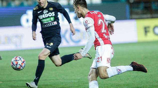 Fotbalové utkání Fortuna ligy mezi FK Pardubice (v červenobílém) a FC Zbrojovka Brno ( v černém) na Městském stadionu Ďolíček v Praze.