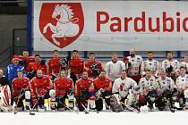 Fotbalisté FK Pardubice si ověřovali hokejové dovednosti.