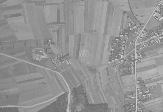 Snímek části Svítkova z roku 1946. Vpravo od hřbitova je vidět šestice kráterů po pumách. V těchto místech mají stát jak domy, tak mateřská školka. Další krátery jsou patrné v pravém horním rohu snímku.