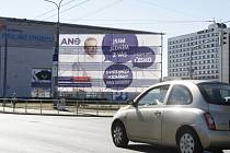 Bilboard starosty Jaroslava Menšíka na Masarykově náměstí stojí bez stavebního povolení. 