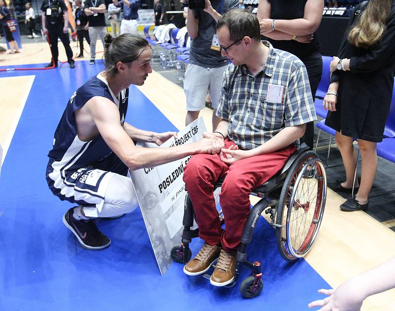 Poslední souboj basketbalových legend Jiřího Welsche a Luboše Bartoně v pardudubické ČSOB pojišťovna ARENĚ.