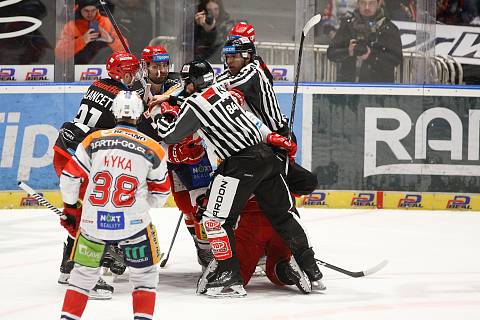 Hokejové utkání Tipsport extraligy v ledním hokeji mezi HC Dynamo Pardubice (v bíločerveném) a Mountfield HK v pardubické enterie areně.