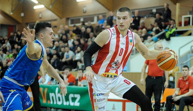 Basketbalové utkání Kooperativy NBL mezi BK JIP Pardubice (v červenobílém) a BK Opava (v modrém) v pardubické hale na Dašické.