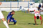 Přípravné fotbalové utkání mezi FK Pardubice (v bíločerveném) a SK Sigma Olomouc ( v modrém) na hřiřiti v Lázních Bohdaneč.