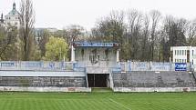 Letní stadion v centru Pardubic je v dezolátním stavu. Oprava může stát až přes půl miliardy korun.