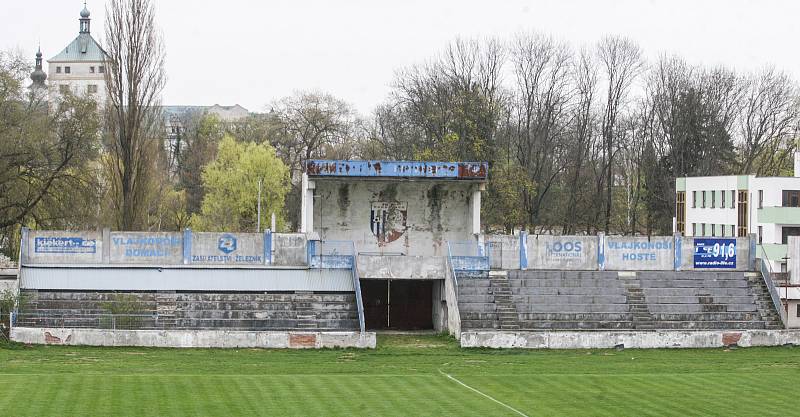 Letní stadion v centru Pardubic je v dezolátním stavu. Oprava může stát až přes půl miliardy korun.