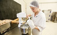Pečení cukroví ve Střední průmyslové škole potravinářství a služeb Pardubice.