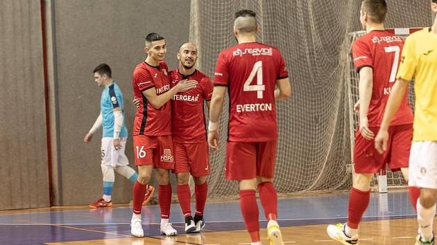 Dominik Balog slaví gól se svými spoluhráči z Chrudimi.
