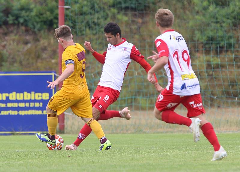 Fotbalová příprava: FK Pardubice (v červenobílém) a Dukla Praha B (ve žlutém) na hřišti Na Dolíčku.