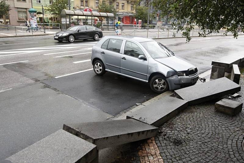 Auto ve smyku pobouralo zábradlí u bývalého Okresního úřadu