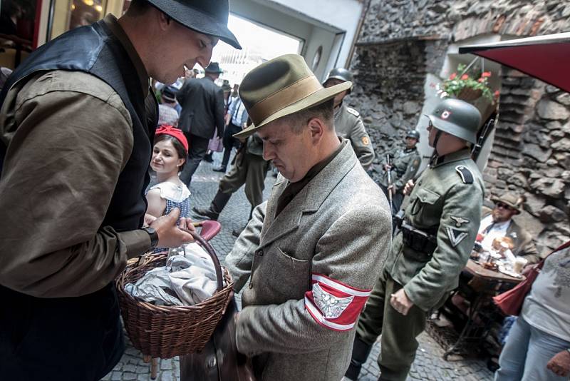 Připomínka 75 let od heydrichiády. Šmelinář s košem plným potravin ještě dokázal úředníka uplatit...