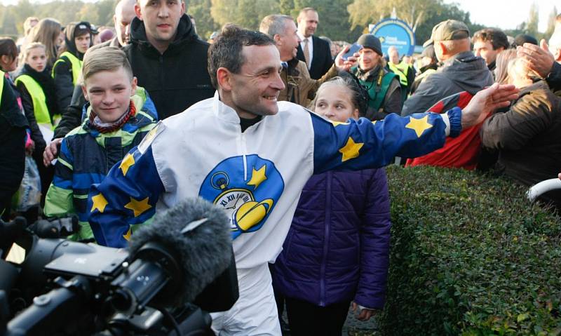 125. Velká pardubická - hlavní dostih. 125. Velká pardubická - hlavní dostih. V cílové rovince neměl Nikas konkurenci, Marek Stromský se mohl radovat z vítězství. 