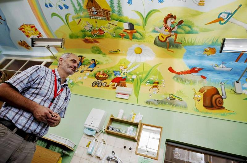 Primář dětského oddělení pardubické nemocnice Vladimír Němec v prostorách dětské JIP