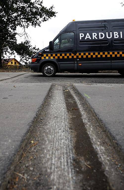 Noční můra řidičů v Potůčkově ulici - rozrytá silnice - by měla brzy zmizet.