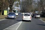 Jakmile se před sanitkou objeví ještě houkající policejní auto, je cesta pohodlnější. Řidiči uhýbají z cesty mnohem ochotněji.