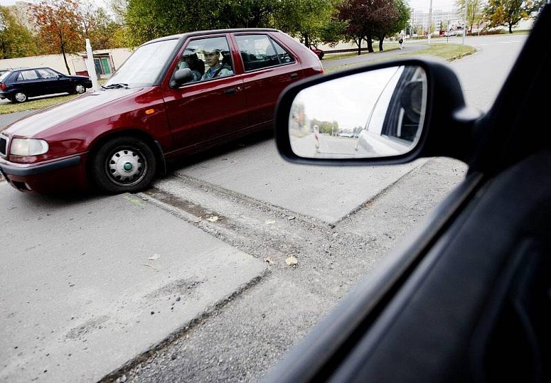 Noční můra řidičů v Potůčkově ulici - rozrytá silnice - by měla brzy zmizet.