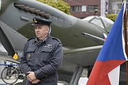 Spolek Czech Spifire Club přivezl na pardubickou třídu Míru maketu letounu Supermarine Spitfire.