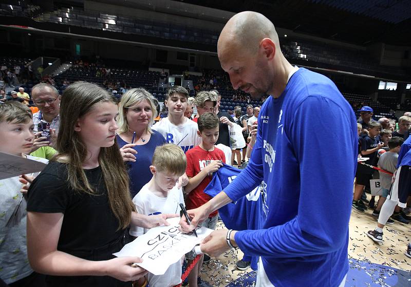 Poslední souboj basketbalových legend Jiřího Welsche a Luboše Bartoně v pardudubické ČSOB pojišťovna ARENĚ.