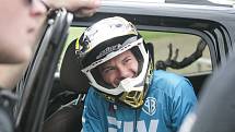 Freestyle motokrosař Filip Podmol přeskakoval slavnou překážku na dostihovém závodišti v Pardubicích. V rámci akce Barth Day předvedl divákům řadu svých triků.