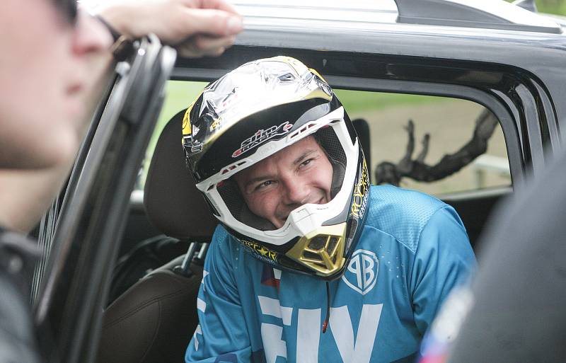 Freestyle motokrosař Filip Podmol přeskakoval slavnou překážku na dostihovém závodišti v Pardubicích. V rámci akce Barth Day předvedl divákům řadu svých triků.