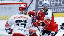 Hokejové utkání Tipsport extraligy v ledním hokeji mezi HC Dynamo Pardubice (v červenobílém) a HC Mountfield Hradec Králové  (v bíločerveném) v pardubické enterie areně.